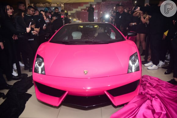 Melody ganhou de presente uma Lamborghini Gallardo cor de rosa, avaliada em R$ 1,5 milhão
