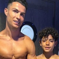 Robôzinho! Barriga trincada do filho de 11 anos de Cristiano Ronaldo rouba a cena em foto com o pai