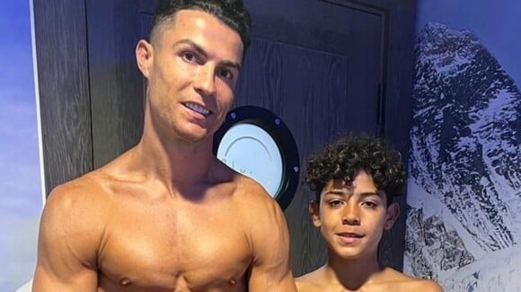 Robôzinho! Barriga trincada do filho de 11 anos de Cristiano Ronaldo rouba a cena em foto com o pai
