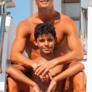 Na imagem, Cristiano Ronaldo e o filho aparecem sem camisa
