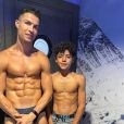 Foto de Cristiano Ronaldo com o filho surpreendeu devido ao abdômen sarado do garoto