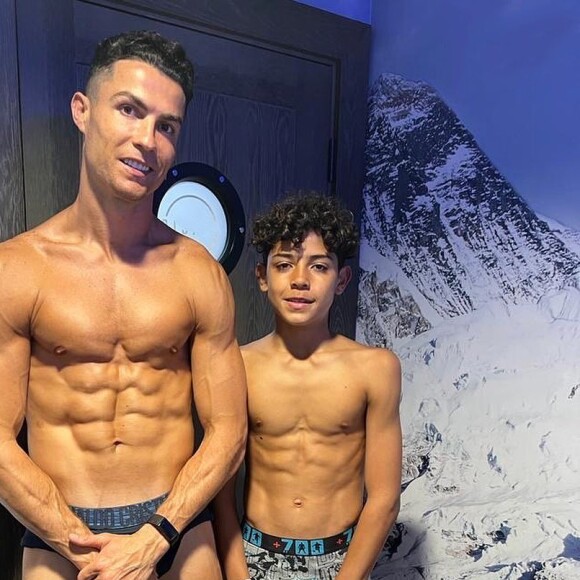 Foto de Cristiano Ronaldo com o filho surpreendeu devido ao abdômen sarado do garoto
