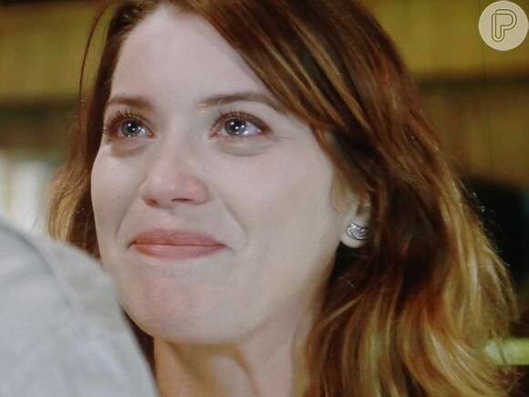 Laura (Nathalia Dill) aceita se casar com Caíque (Sergio Guizé) em 'Alto Astral'
