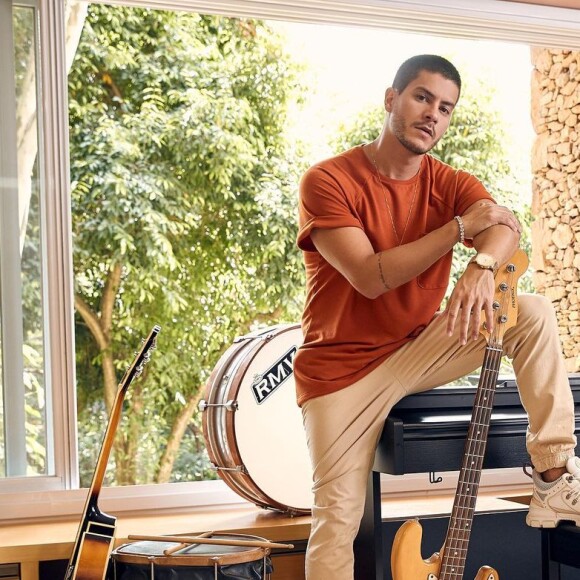 Ao cantar no 'Encontro', Arthur Aguiar foi criticado por desafinar