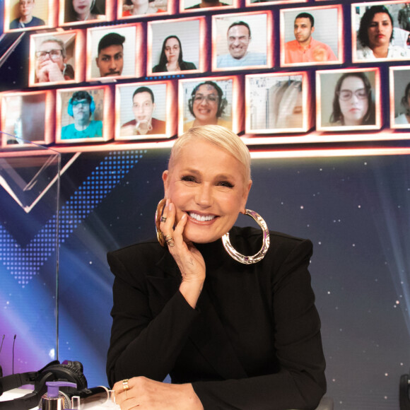 Xuxa interrompeu os gritos de 'Xuxa Maravilhosa' e pediu: 'Gente, 'Xuxa maravilhosa não'... 'Mara... Vilhosa' não...'