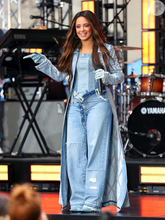 Look total jeans com luvas de Camila Cabello foi aposta da cantora em show