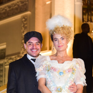 O cantor sertanejo Belutti e a atriz Thaís Pacholek compareceram à festa à fantasia. Ela também se inspirou em 'Bridgerton', mesma série que Eliana