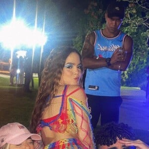 Com um look sexy, Mel Maia se divertiu em sua festa de aniversário