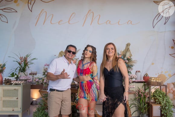 Mel Maia ao lado dos pais, Luciano Souza e Débora Maia