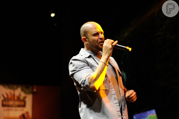 Na Virada Cultural, Diogo Nogueira desceu para cantar com a plateia