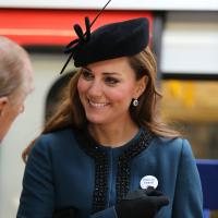 Kate Middleton visita metrô de Londres e ganha boton para gestantes
