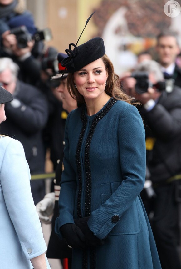 Grávida de 5 meses, Kate Middleton posa durante o evento que recebeu a Família Real