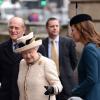 Bem humorada, Kate Middleton brincou com a Rainha Elizabeth II que irá usar o boton em casa