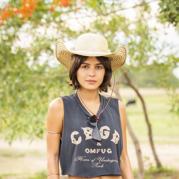 Marcelo (Lucas Leto) tenta convencer Guta (Julia Dalavia), grávida dele, a não deixar o Pantanal na novela 'Pantanal'