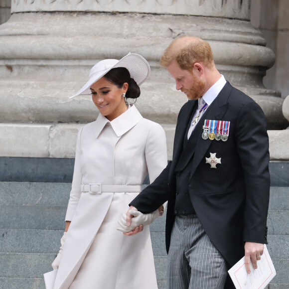 Casaco branco de Meghan Markle em missa de ação de graças é da Dior Alta Costura