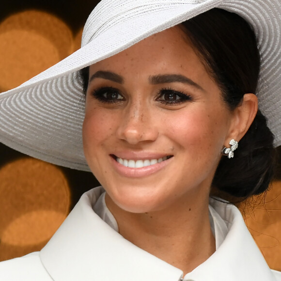 Meghan Markle optou por uma maquiagem leve que valorizou suas sardas em compromisso real na Inglaterra pelo Jubileu de Prata da Rainha Elizabeth II