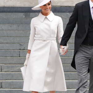 Meghan Markle escolheu um look all-white para raro compromisso com a família real