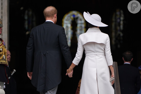Meghan Markle e Príncipe Harry ficaram de mãos dadas durante a aparição: a demonstração de carinho é pouco comum na família real britânica