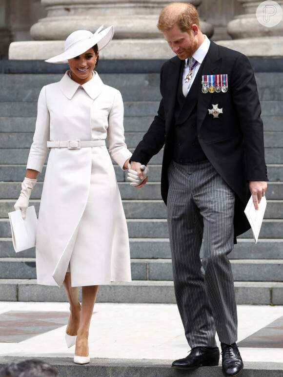 Meghan Markle combinou casaco e sapatos da Dior em look para missa de Ação de Graças pelo Jubileu de Rainha Elizabeth