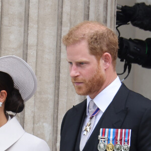 Meghan Markle e Príncipe Harry atualmente moram nos EUA e foram à Inglaterra para prestigiar Jubileu de Prata da Rainha Elizabeth II