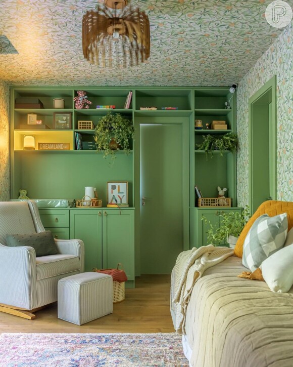 A decoração escolhida por Thaila Ayala conta com uma paleta de cores verde e o espaço possui um papel de parede com folhagens