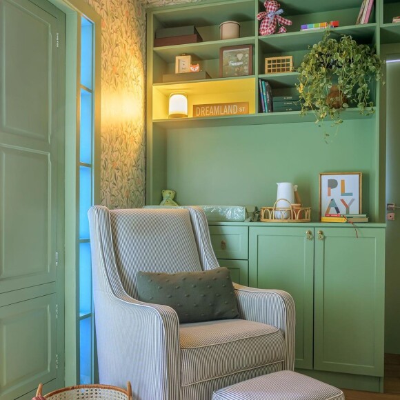 O espaço ainda tem uma cadeira de amamentação estilosa confortável para Thaila Ayala