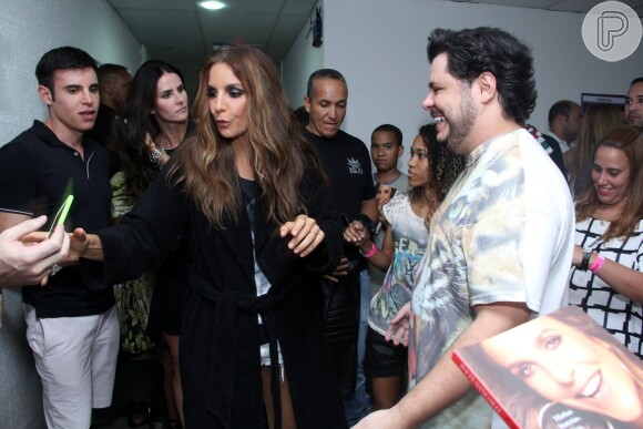 Ivete Sangalo faz show no Rio de Janeiro e recebe famosos no camarim. Lisandra Souto e Marcus Majella passaram para dar uma abraço na cantora
