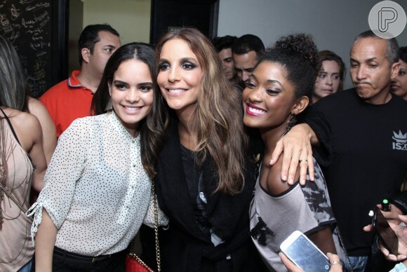 Ivete Sangalo recebe Carol Macedo e Érika Janusa em camarim após show no Rio