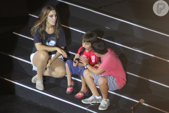 Ivete Sangalo recebe o filho, Marcelo, de 5 anos, durante ensaio antes de subir ao palco de show de Rio, neste domingo, 14 de dezembro de 2014