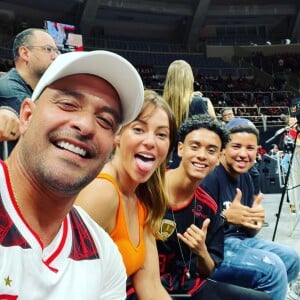 Paolla Oliveira e Diogo Nogueira foram acompanhados de Davi, filho do sambista, ao jogo de basquete