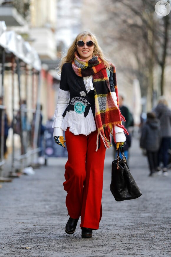 A calça wide leg em tecido colorido dá ar moderno ao look de inverno