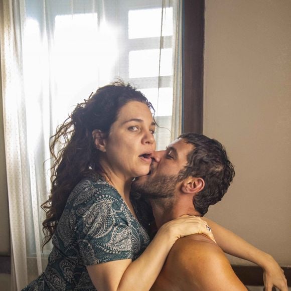 Novela 'Pantanal': Maria Bruaca (Isabel Teixeira) transa com Levi (Leandro Lima)