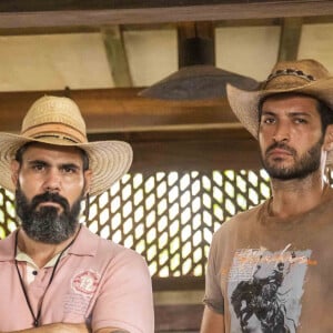 Novela 'Pantanal': Maria Bruaca (Isabel Teixeira) se deita com Levi (Leandro Lima) e depois com Alcides (Juliano Cazarré)