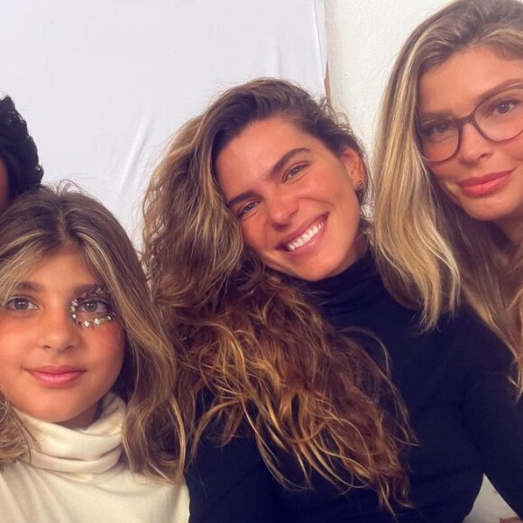 Mariana Goldfarb e Grazi Massafera apareceram em foto com Cauã Reymond e a filha do ex-casal, Sophia