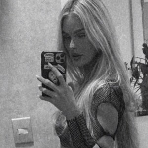 Sem calcinha, Yasmin Brunet posou com look transparente e exibiu a tatuagem que traz no bumbum