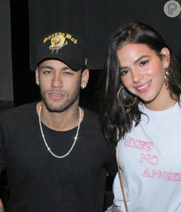 'Neymar Jr fez uma aparição despojada enquanto aproveitava um tempo com sua namorada Bruna Marquezine em Miami, Flórida, na quarta-feira', publicou o Daily Mail