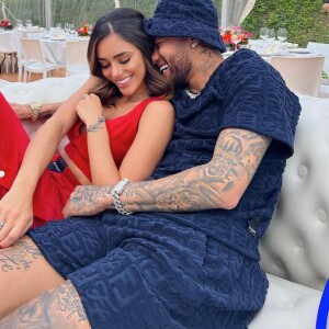 Neymar foi flagrado abraçado com Bruna Biancardi, a atual namorada, mas o jornal britânico trocou os nomes