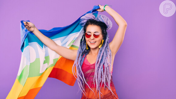Orgulho LGBTQIA+: o que significa a bandeira arco-íris? Descubra itens de moda para looks com representatividade