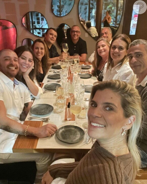 Paolla Oliveira e Diogo Nogueira participaram de um jantar ao lado de pessoas queridas, entre elas, Mariana Nogueira, empresária da atriz
