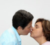 Claudia Rodrigues e Adriane Bonato se beijam para celebrar o primeiro Dia dos Namorados