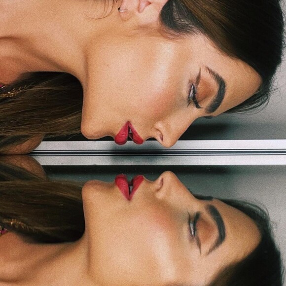 Jade Picon postou selfie e afirmou estar solteira