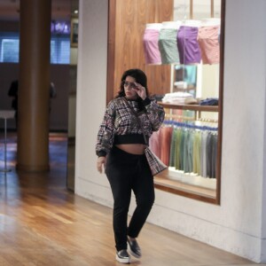 Grávida de 6 meses, Viviane Araujo exibiu barriga de gestação durante passeio em shopping