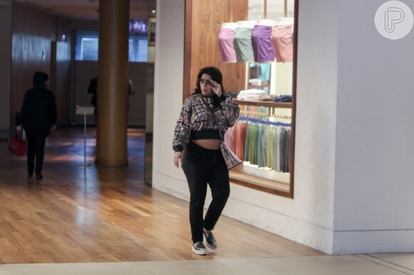 Grávida de 6 meses, Viviane Araujo exibiu barriga de gestação durante passeio em shopping