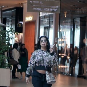 Barriga de gravidez de Viviane Araujo ganhou destaque em look de passeio em shopping