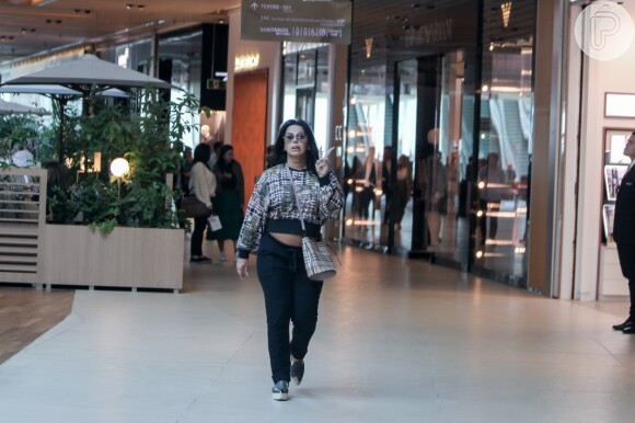 Barriga de gravidez de Viviane Araujo ganhou destaque em look de passeio em shopping