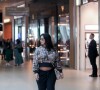 Look de Viviane Araujo: atriz apostou em uma blusa despojada de manga comprida da Adidas para passeio em shopping
