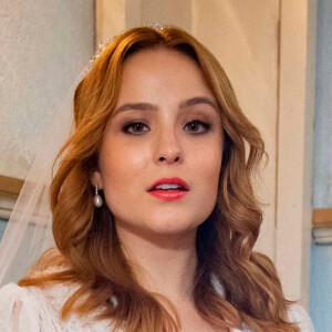 Novela 'Além da Ilusão': Isadora (Larissa Manoela) mostra tristeza em casamento com Joaquim (Danilo Mesquita)
