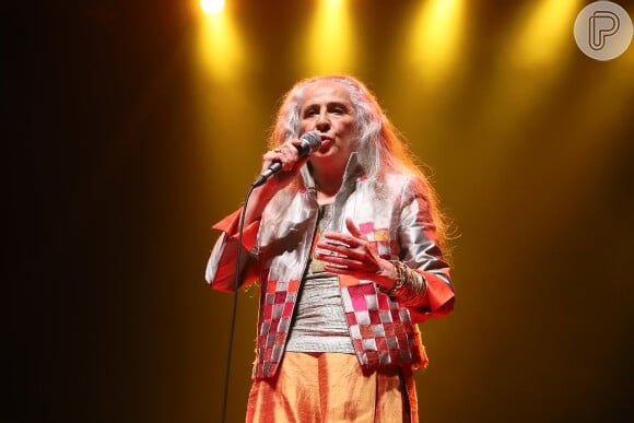 Maria Bethânia comemora 76 anos em palco de show no Rio de Janeiro