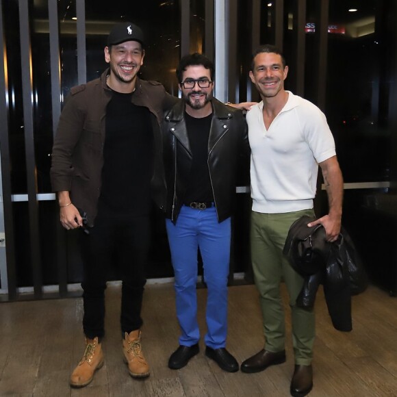 Marcus Buaiz posa com Padre Fábio de Melo e João Vicente de Castro no show de Maria Bethânia, no Rio de Janeiro