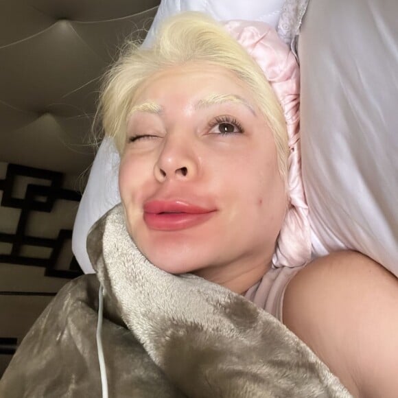 Gkay descoloriu os fios do cabelo e da sobrancelha